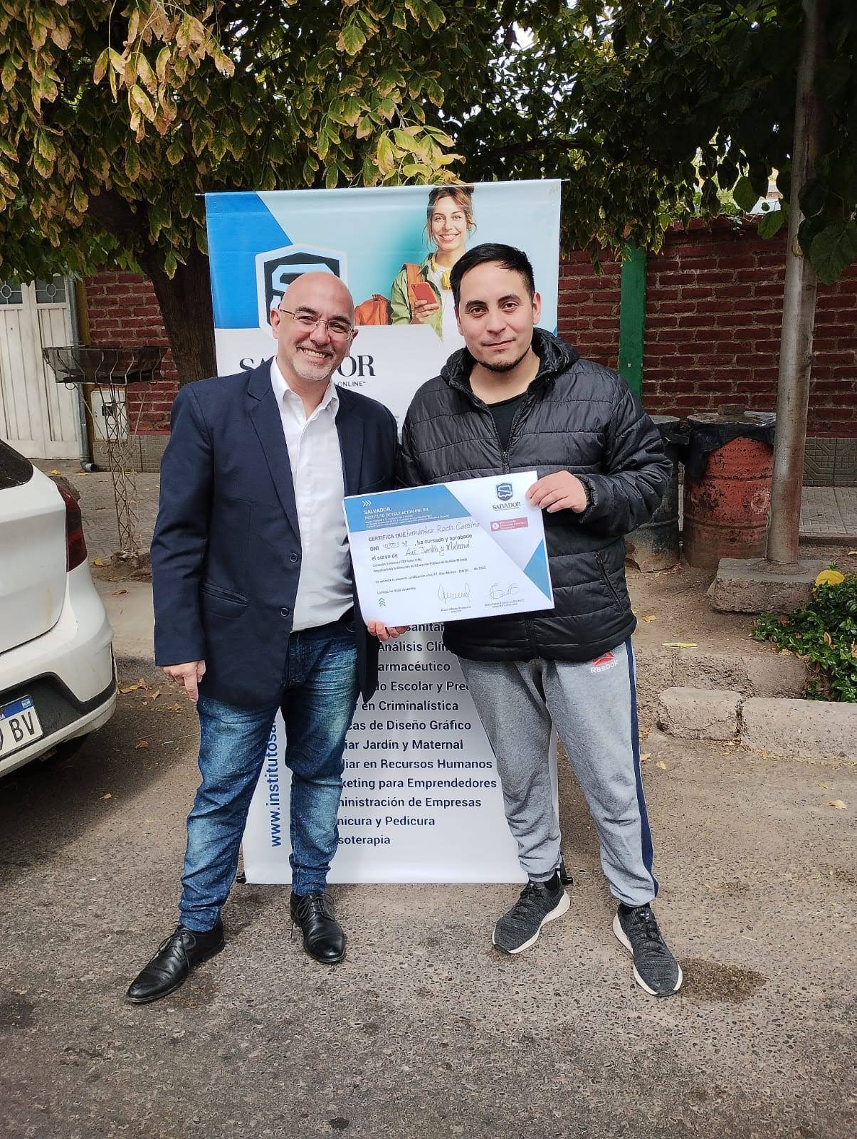 Graduados con sus diplomas