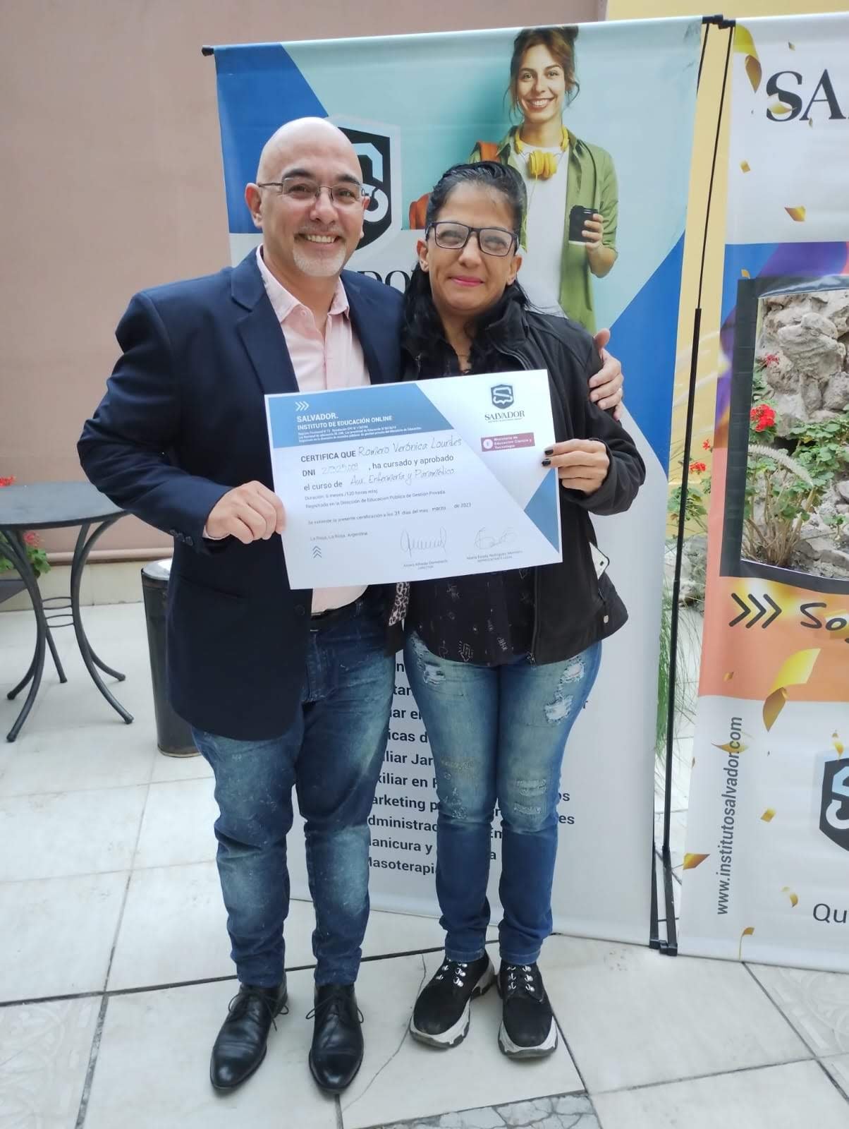 Estudiantes recibiendo certificados