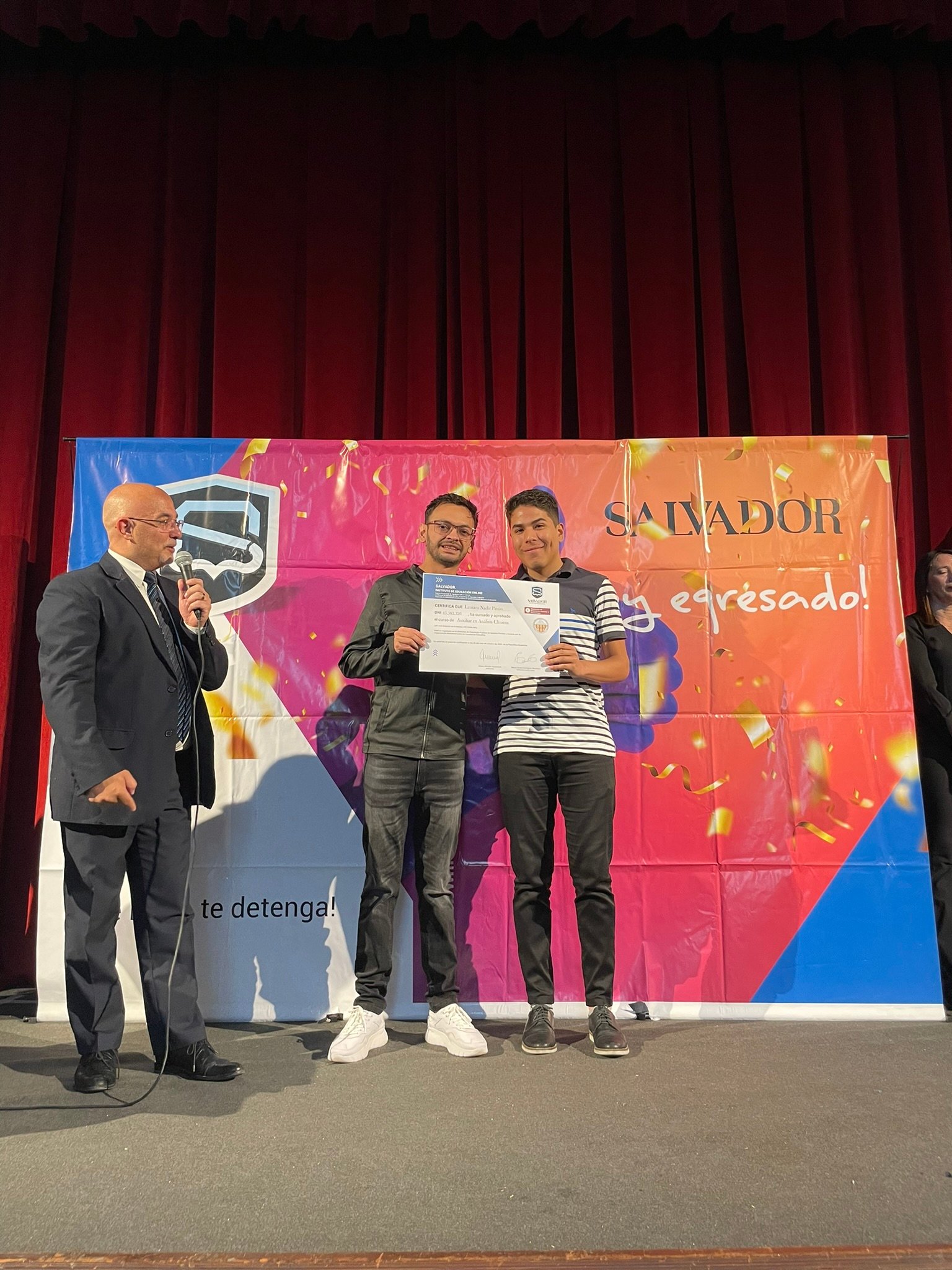 Graduados en ceremonia